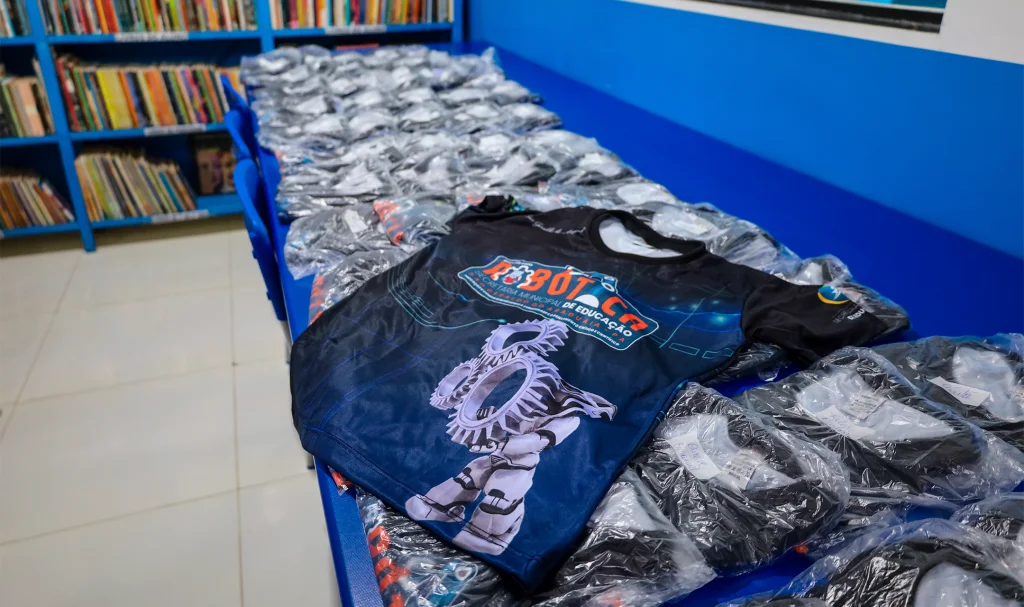 Gestão Municipal através da Secretaria de Educação realiza entrega de uniformes aos alunos do Projeto Escola com Robótica.