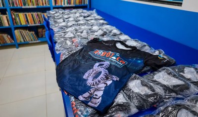 Gestão Municipal através da Secretaria de Educação realiza entrega de uniformes aos alunos do Projeto Escola com Robótica.