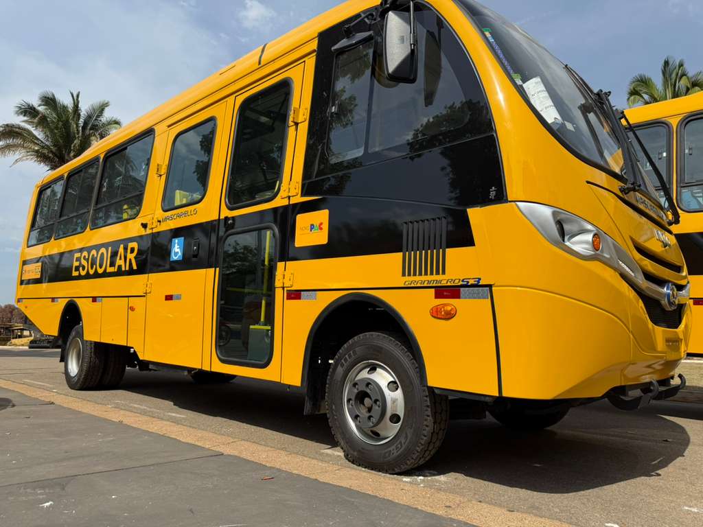 Prefeitura adquire novo ônibus escolar com recursos próprios para atender alunos do campo.